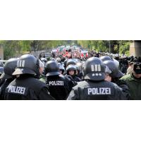 _DSC3772 Nazidemonstration in Hamburg Barmbek - vorne Polizei, hinten feiern Nazis einen Nationalen  | Nazidemonstration in Hamburg Barmbek - Proteste.